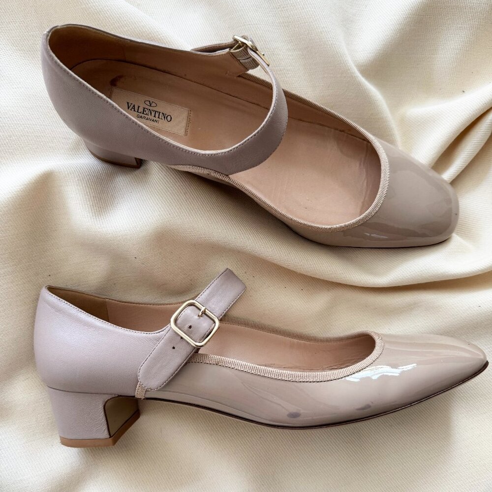 Valentino Garavani Plain Two-Tone Leather Mary Jane Pumps in Nude, size 40